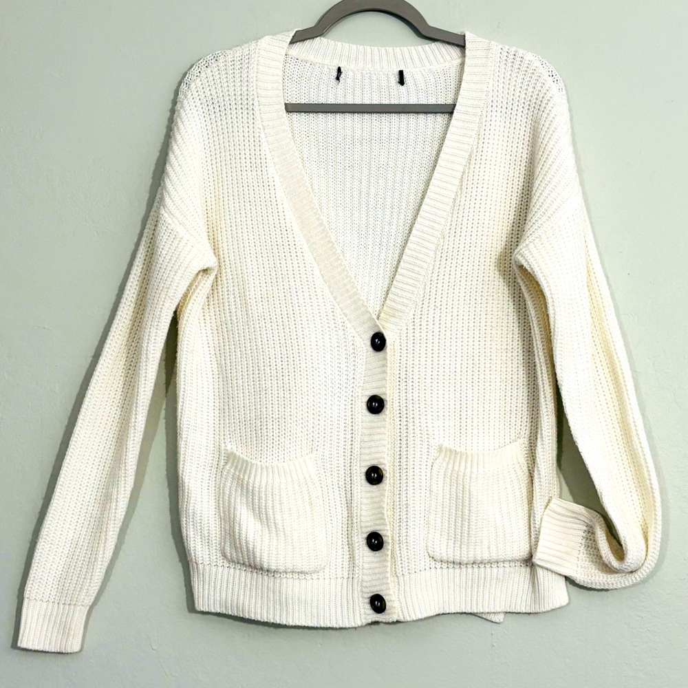 *Cream v-neck button cardigan sweater M
